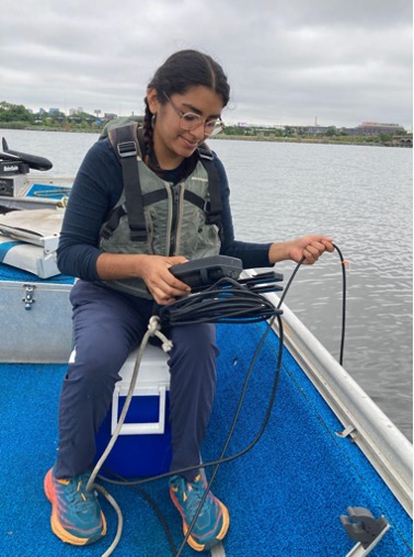 Jessica Díaz Vázquez taking a water quality measurement